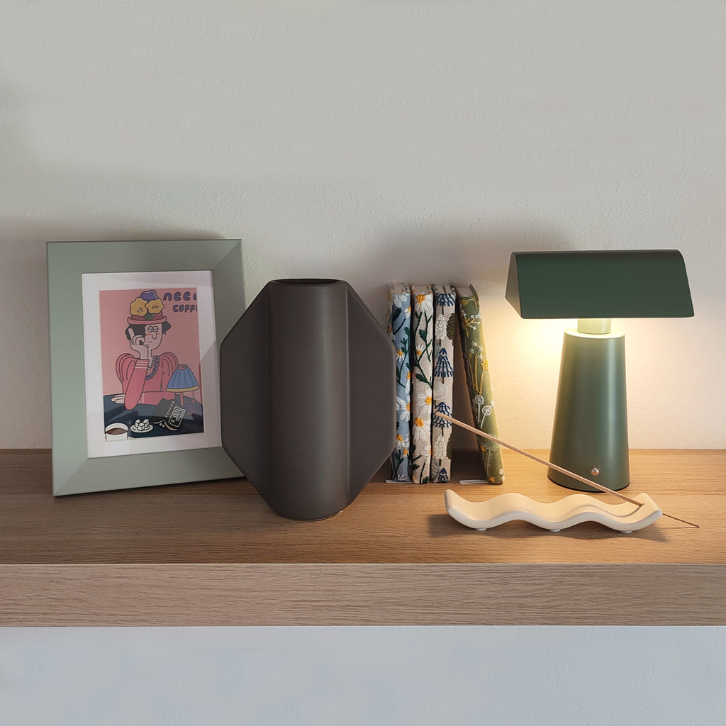 Vaso TOO POT grigio su mensola con cornice, libri e lampada verde, stile minimal, BECCA