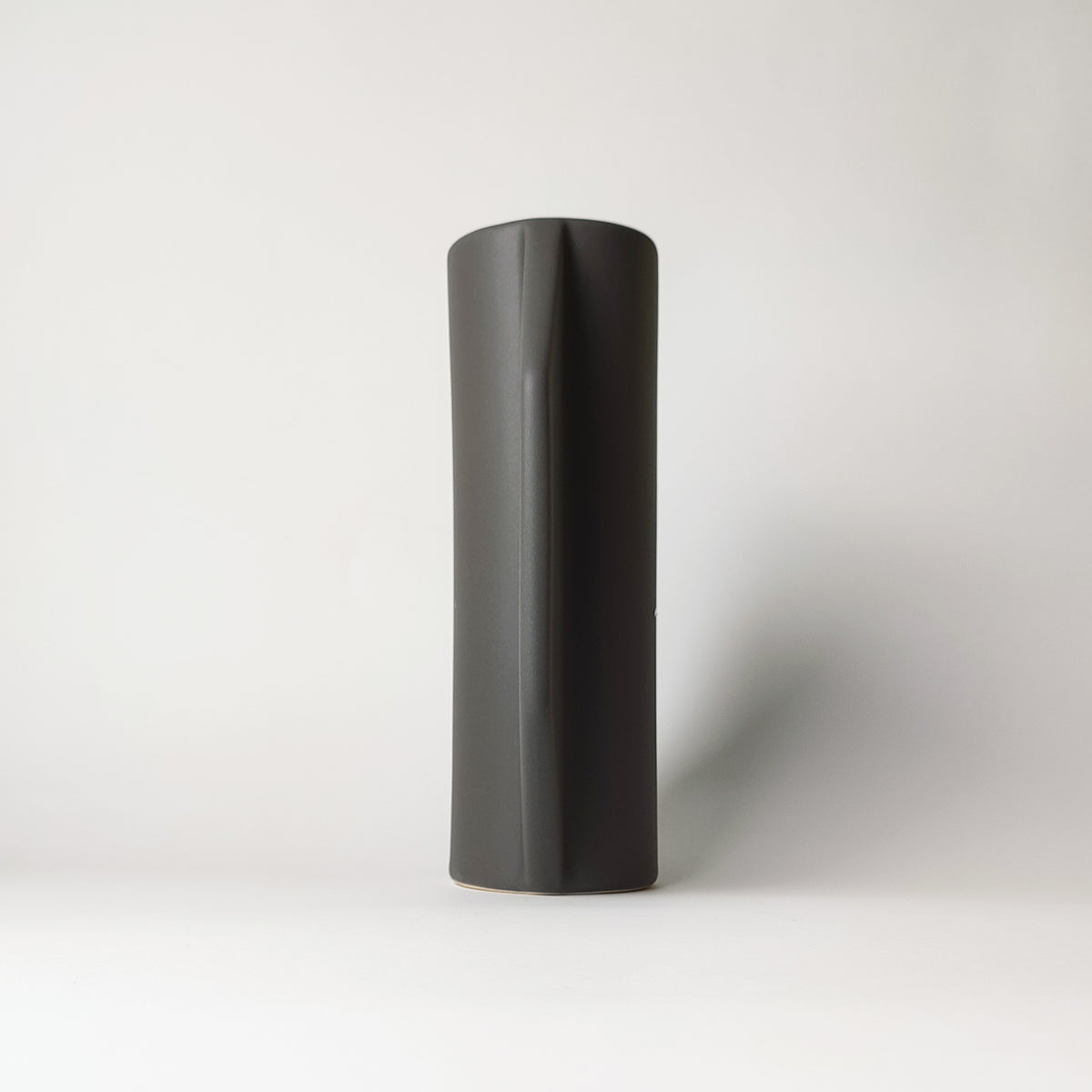 Vaso in ceramica, grigio scuro, vista laterale, BECCA