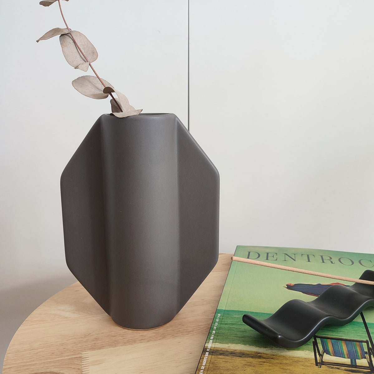 Vaso Too Pot grigio, con eucalipto, su tavolino di legno, BECCA