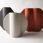 Vaso TOO POT bianco, grigio e terracotta insieme su sfondo bianco, collezione completa, BECCA