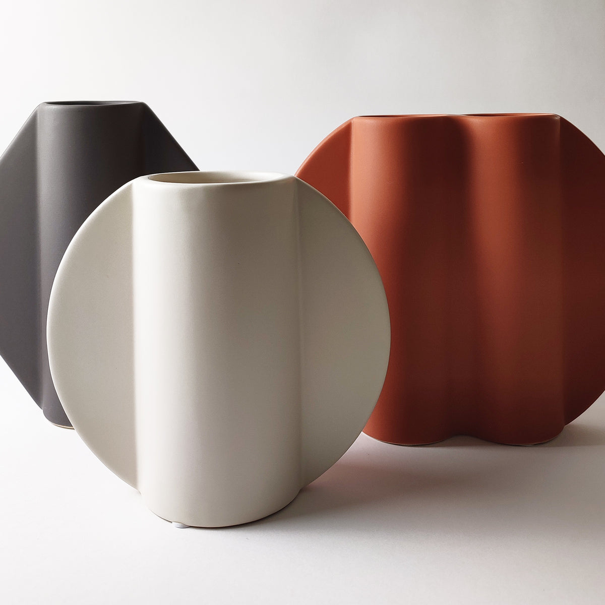 Vaso TOO POT bianco, grigio e terracotta insieme su sfondo bianco, collezione completa, BECCA