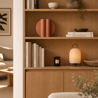 Vaso TooPot, ambientato in una libreria di legno, BECCA