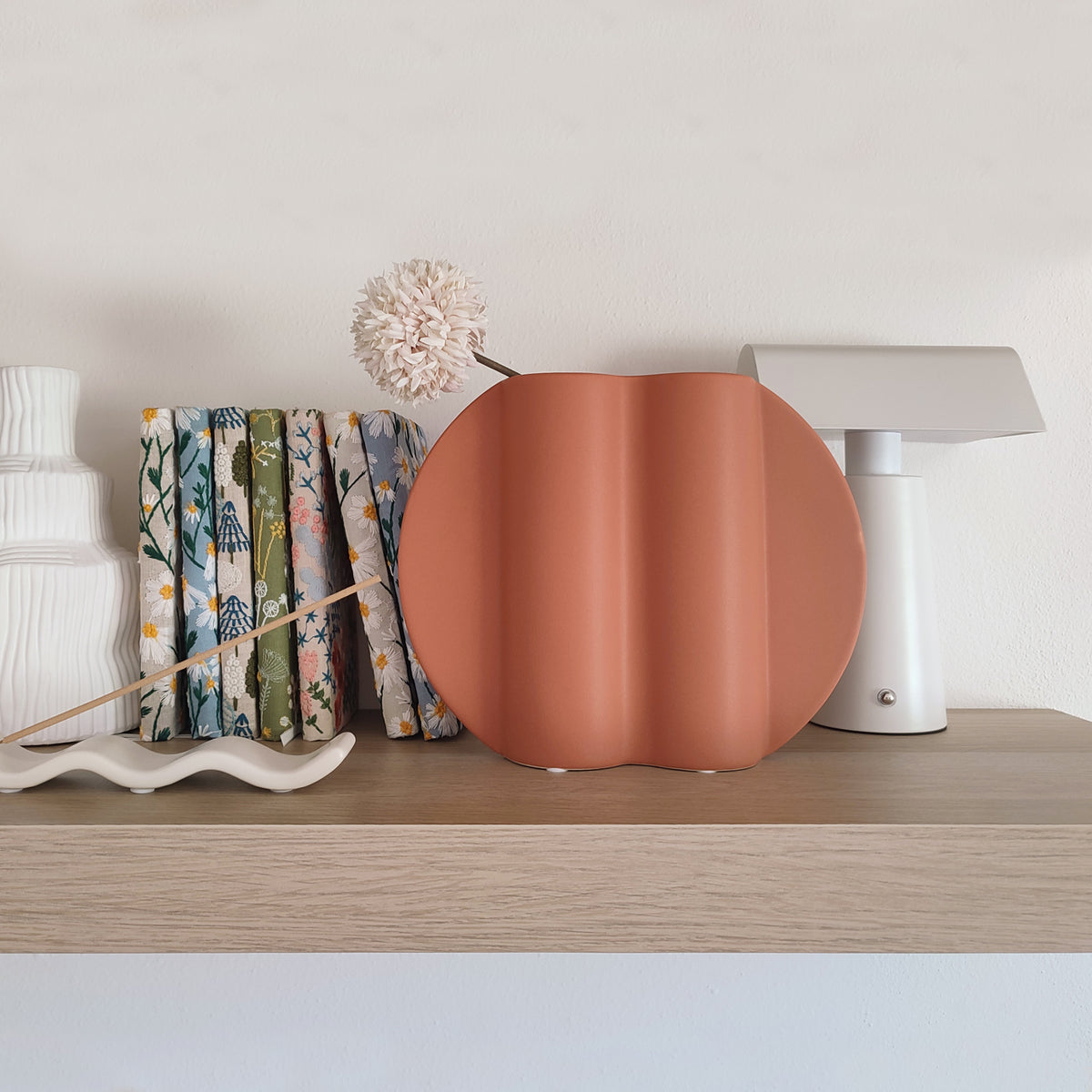 Vaso TooPot, terracotta, su ripiano in legno, con lampada a led, vaso, portaincenso, quaderni, BECCA