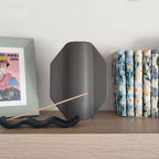 Vaso TOO POT grigio su scaffale libreria in legno naturale con decorazioni minimal, BECCA