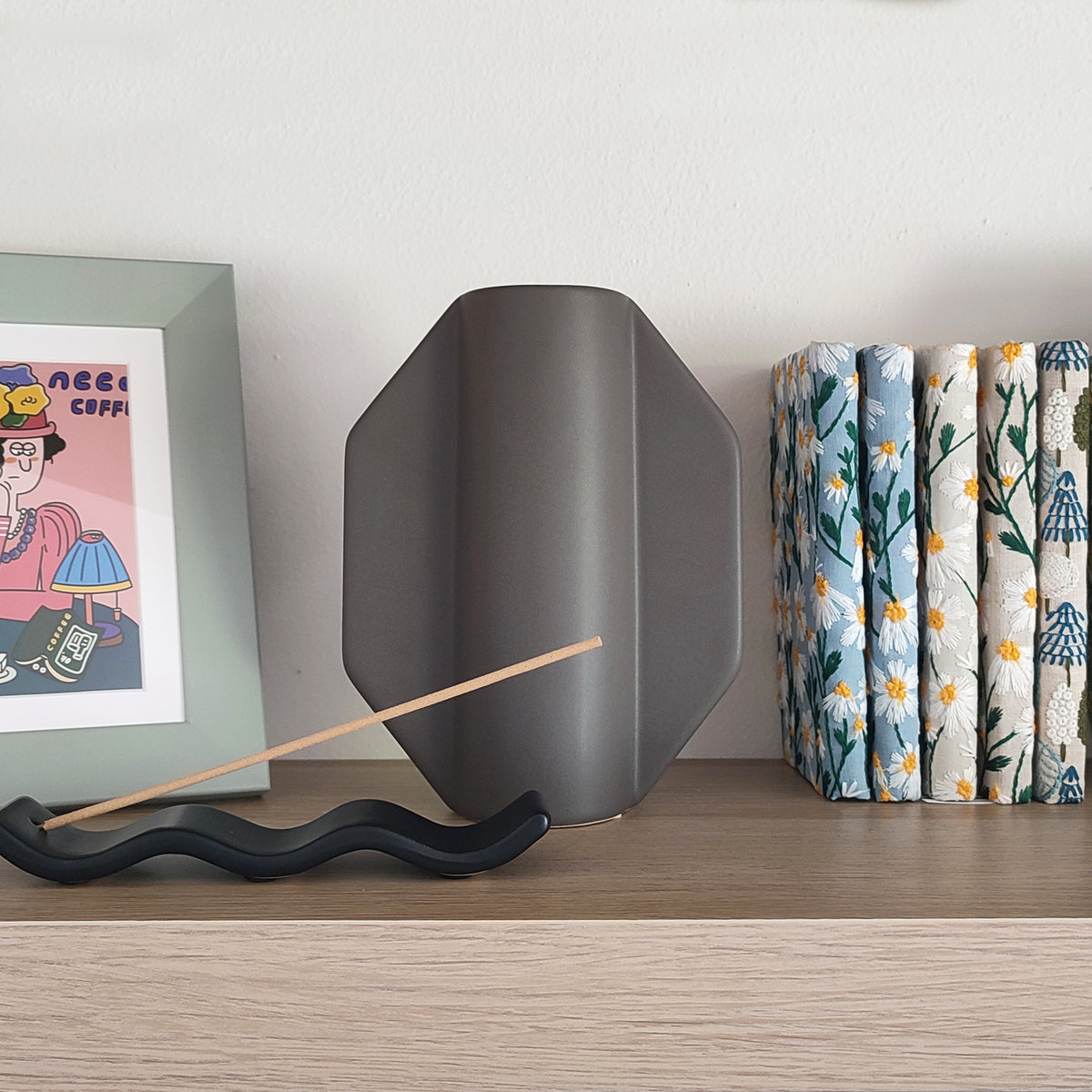 Vaso TOO POT grigio su scaffale libreria in legno naturale con decorazioni minimal, BECCA