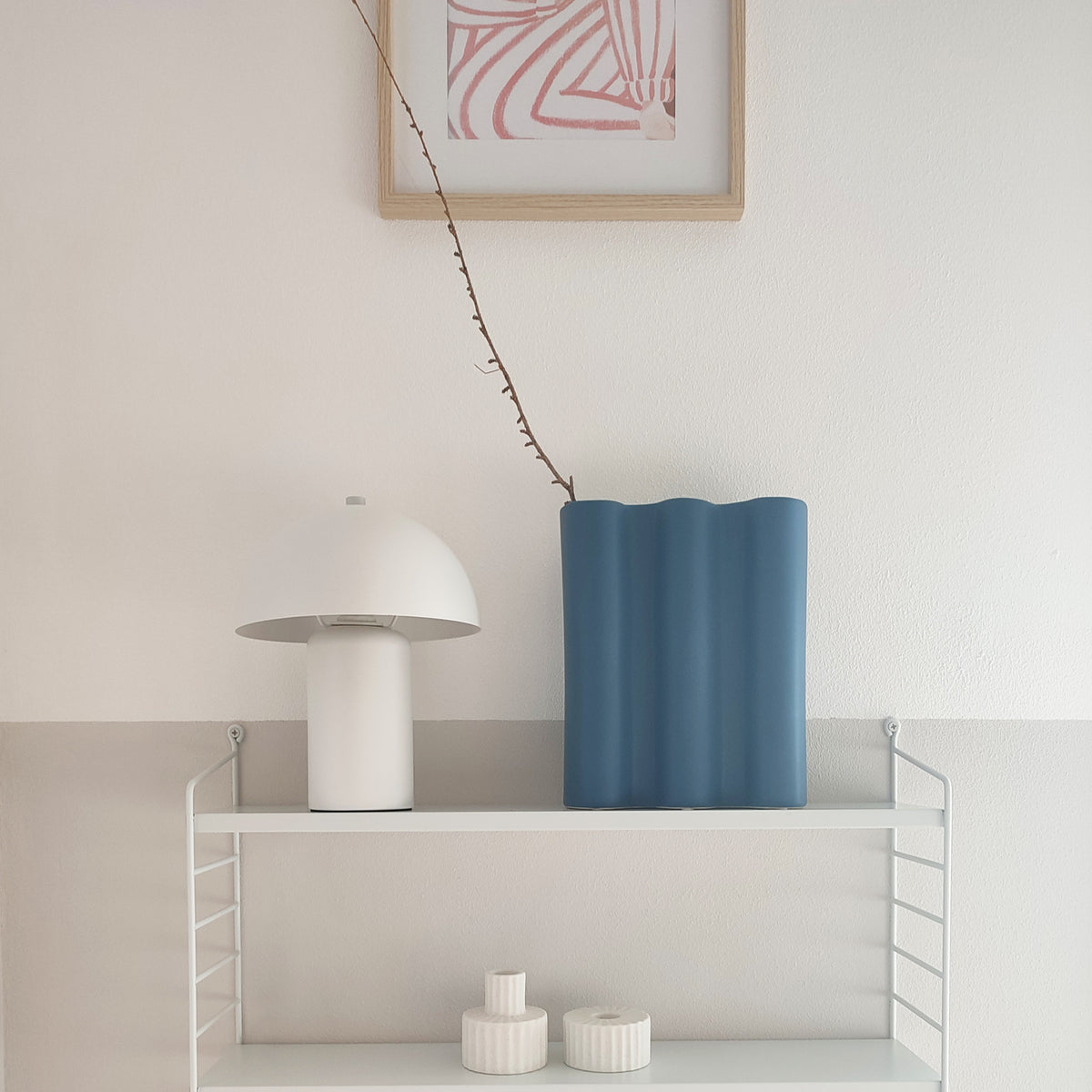 Vaso Onda blu vista frontale, su ripiani, con lampada
