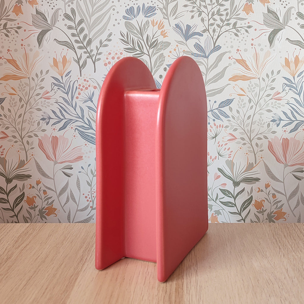 Vaso BERRY L rosso corallo su piano in legno con sfondo carta da parati botanica floreale, BECCA