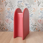 Vaso BERRY L rosso corallo su piano in legno con sfondo carta da parati botanica floreale, BECCA