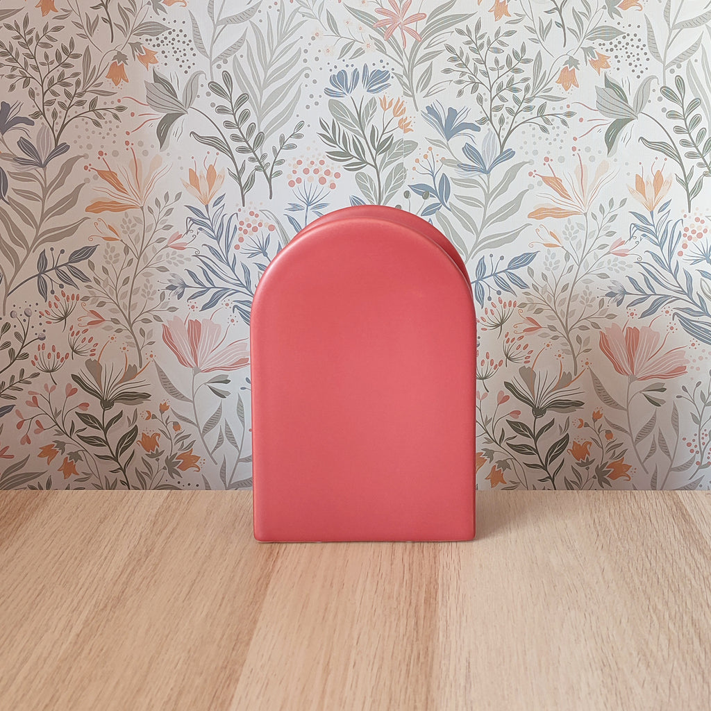 Vaso BERRY L, rosso corallo, vista frontale, sfondo floreale, BECCA