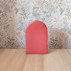 Vaso BERRY L, rosso corallo, vista frontale, sfondo floreale, BECCA