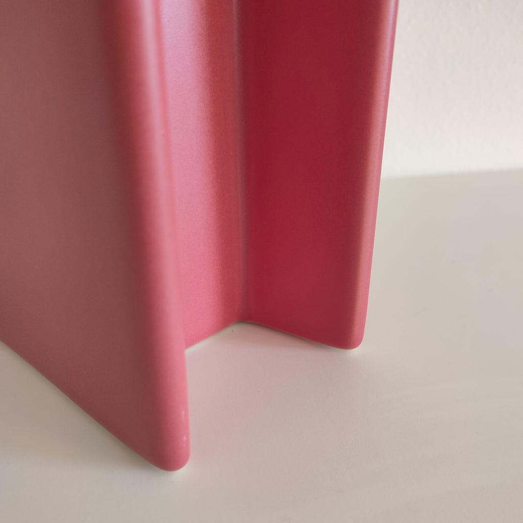 Dettaglio ravvicinato della base del vaso BERRY L rosso corallo, texture matte e forma a U, BECCA