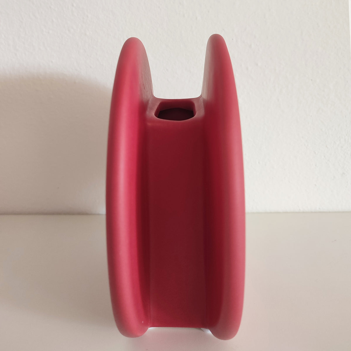 Vaso BERRY S rosso lampone, vista laterale su sfondo bianco, BECCA