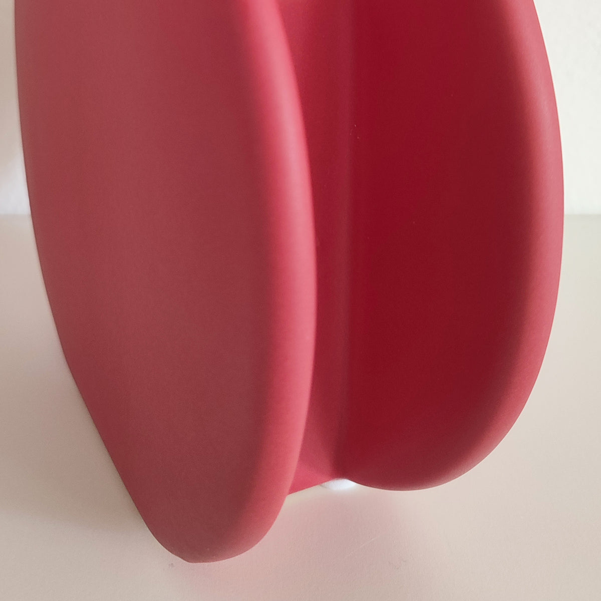 Dettaglio ravvicinato della base del vaso BERRY S rosso lampone, forma organica, BECCA