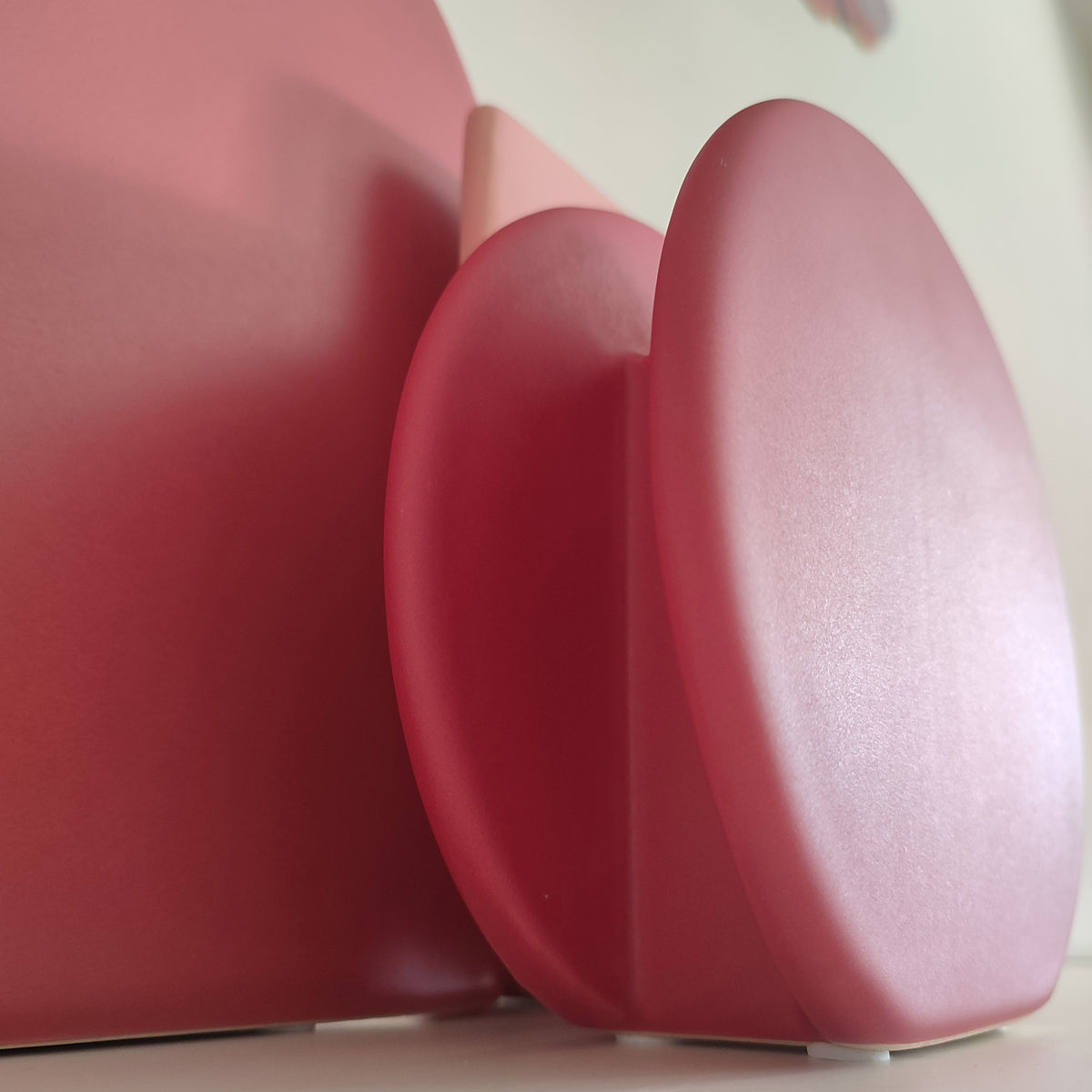Dettaglio della curva laterale del vaso BERRY rosso lampone, texture matte, BECCA