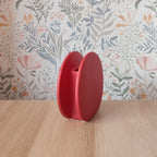 Vaso BERRY rosso lampone su piano in legno con sfondo carta da parati botanica floreale, BECCA