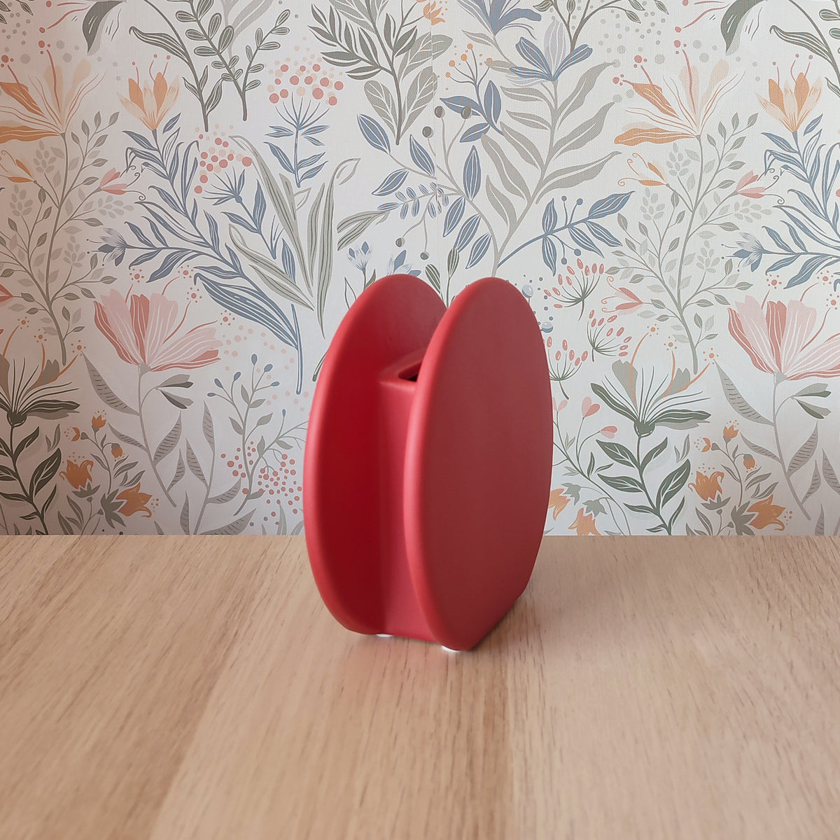 Vaso BERRY rosso lampone su piano in legno con sfondo carta da parati botanica floreale, BECCA