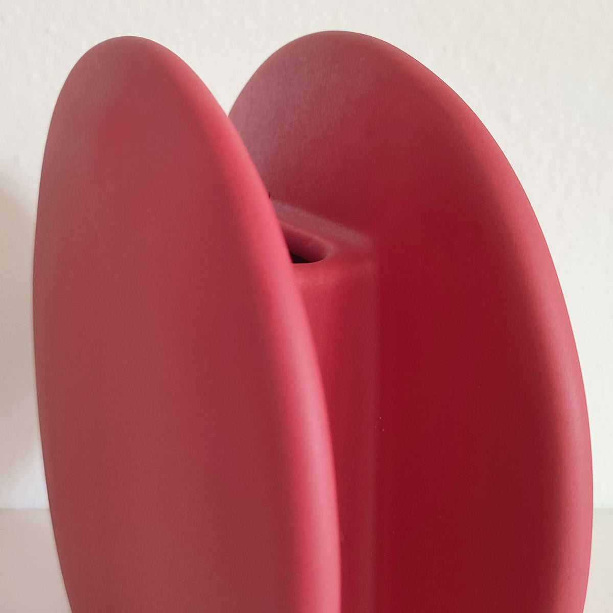 Vista dall'alto del vaso BERRY S rosso lampone con apertura stretta centrale, BECCA