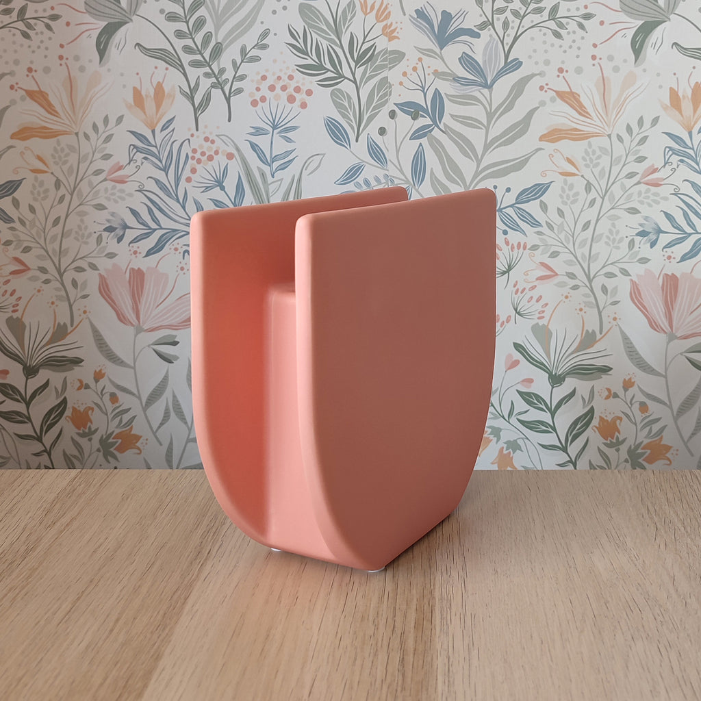 Vaso BERRY M, rosa, su ripiano in legno sfondo floreale, BECCA