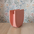 Vaso BERRY M, rosa, su ripiano in legno sfondo floreale, BECCA