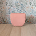 Vaso BERRY M, rosa, vista frontale, sfondo floreale, BECCA