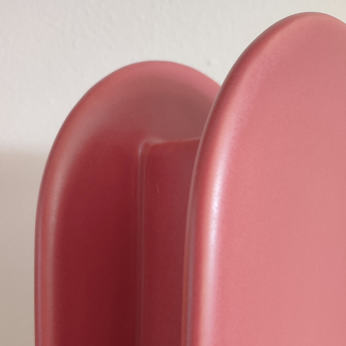 Vaso BERRY L, rosso corallo , dettaglio forma curva superiore, BECCA