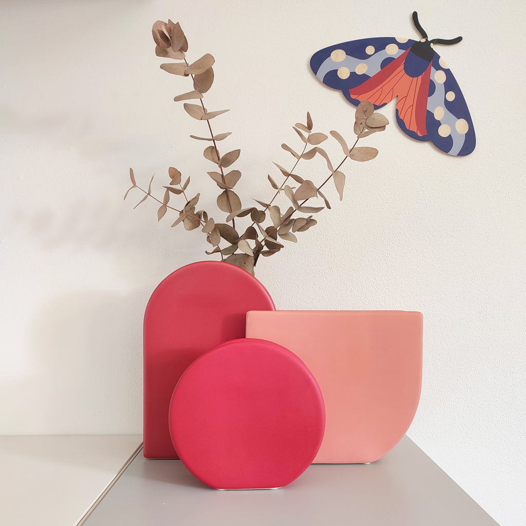 Vasi BERRY S, M e L in rosa, lampone, corallo con ramo di eucalipto secco, stile decorativo su piano bianco, BECCA