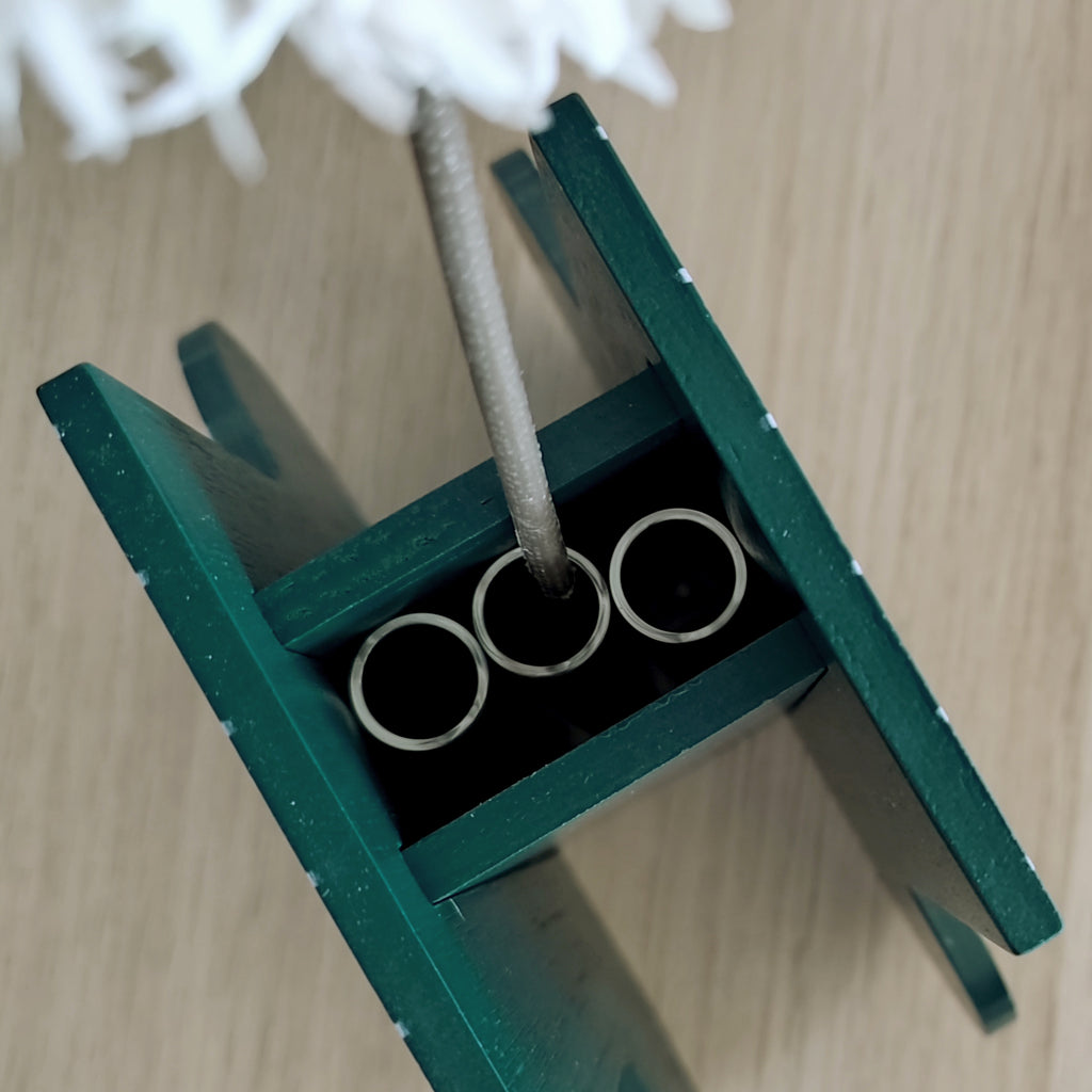 Dettaglio vaso in legno Grid, inserti in vetro, BECCA