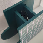 Dettaglio vaso in legno verde, Grid, BECCA