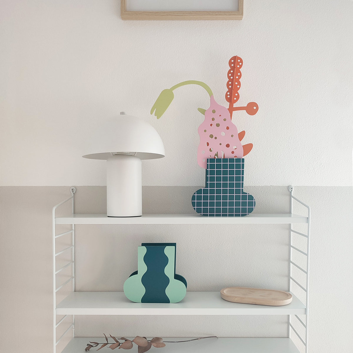 Vaso in  legno Grid, ambientazione  nordico, con lampada, vassoio legno, BECCA