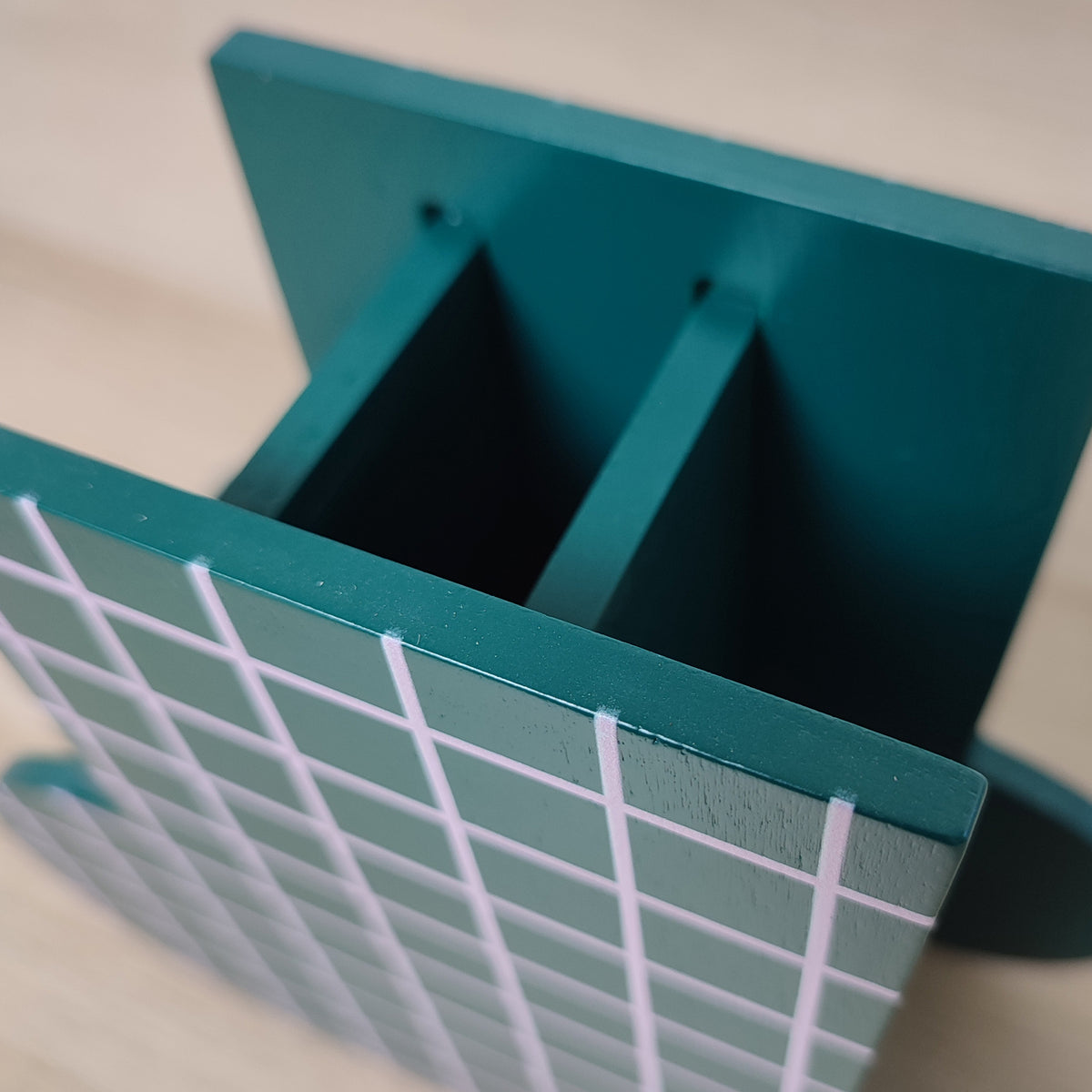 Dettaglio vaso Grid, verde scuro, quadretti, BECCA