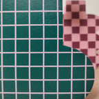 Dettaglio vaso in legno Grid, quadretti rosa, BECCA