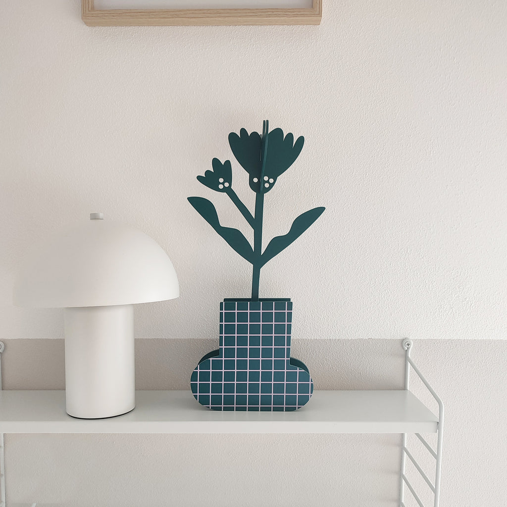 Vaso in legno Grid, su ripiano grigio, con fiore in legno e lampada, BECCA