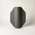 Vaso TOO POT grigio con forma geometrica ottagonale, vista frontale su sfondo bianco, BECCA