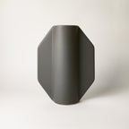 Vaso TOO POT grigio con forma geometrica ottagonale, vista frontale su sfondo bianco, BECCA