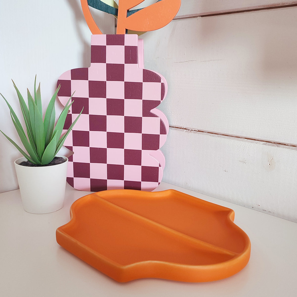 Vassoio in ceramica Jewe, arancione, con vaso e pianta, su ripiano bianco, BECCA