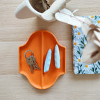 Vassoio multifunzione Jewe, in ceramica arancione, su piano in legno, porta chiavi, BECCA