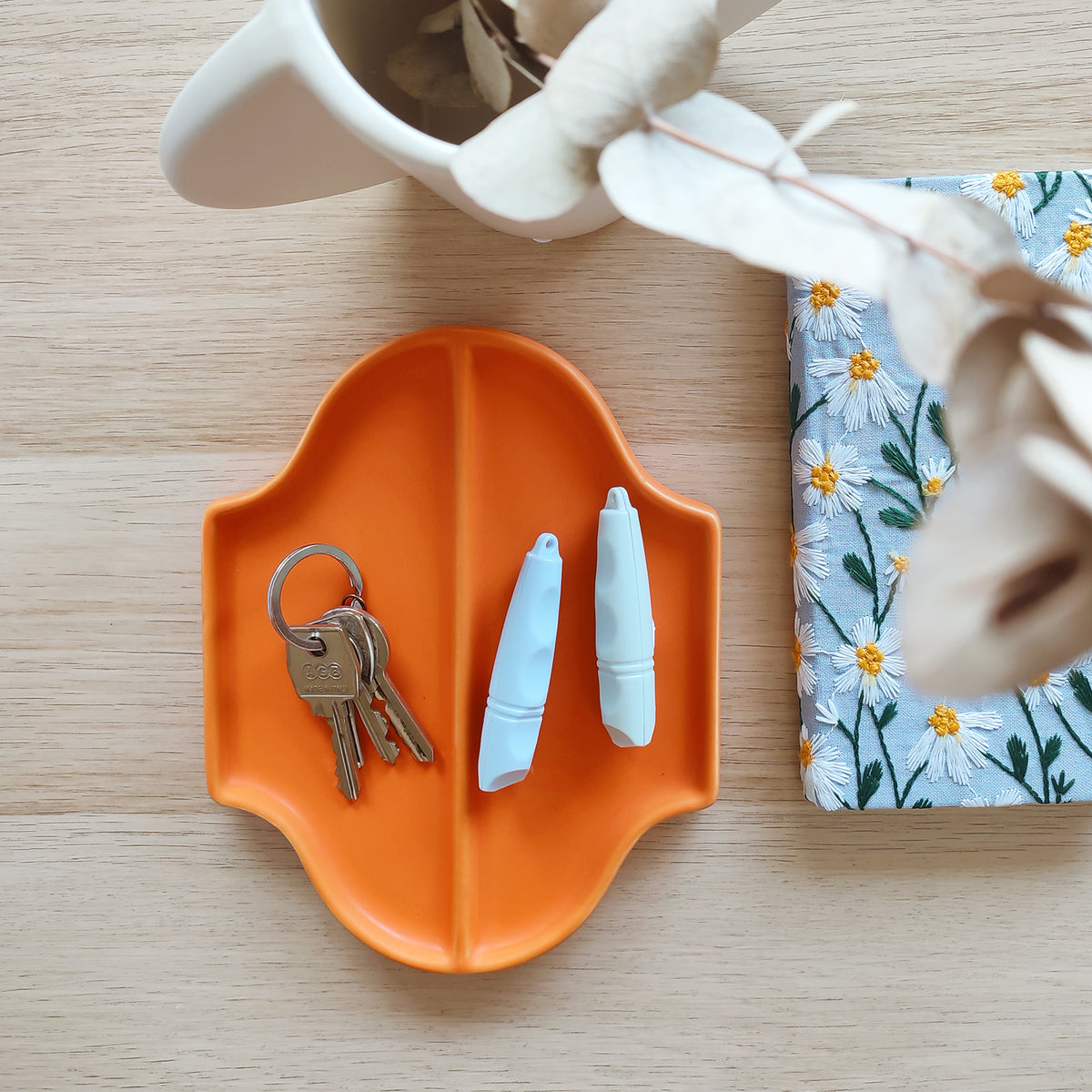 Vassoio multifunzione Jewe, in ceramica arancione, su piano in legno, porta chiavi, BECCA