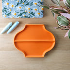 Vassoio multifunzione Jewe, in ceramica, arancione, vista dall'alto, con pianta e quaderno a fiori, BECCA