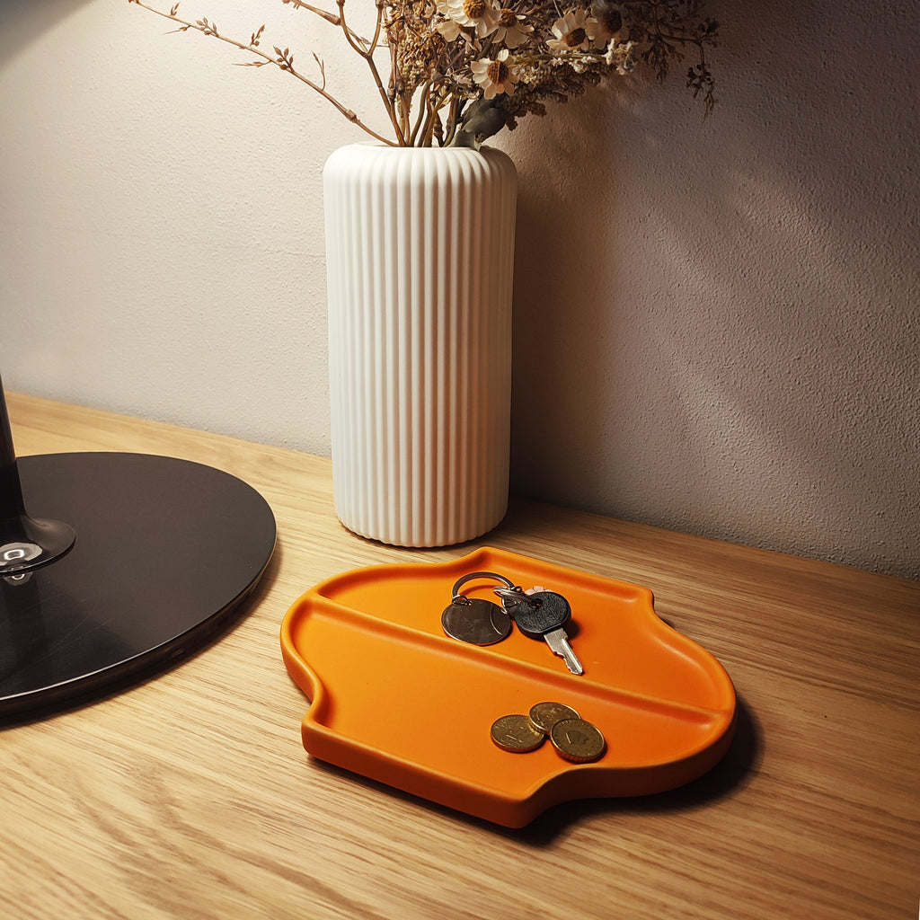 Vassoio in ceramica Jewe, arancione, su mobile in legno in ingresso, luce soffusa, svuota tasche, BECCA