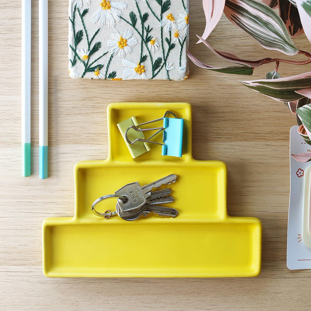Vassoio decorativo Jewe, in ceramica, giallo, su scrivania in legno, con quaderno a fiori e matite, BECCA