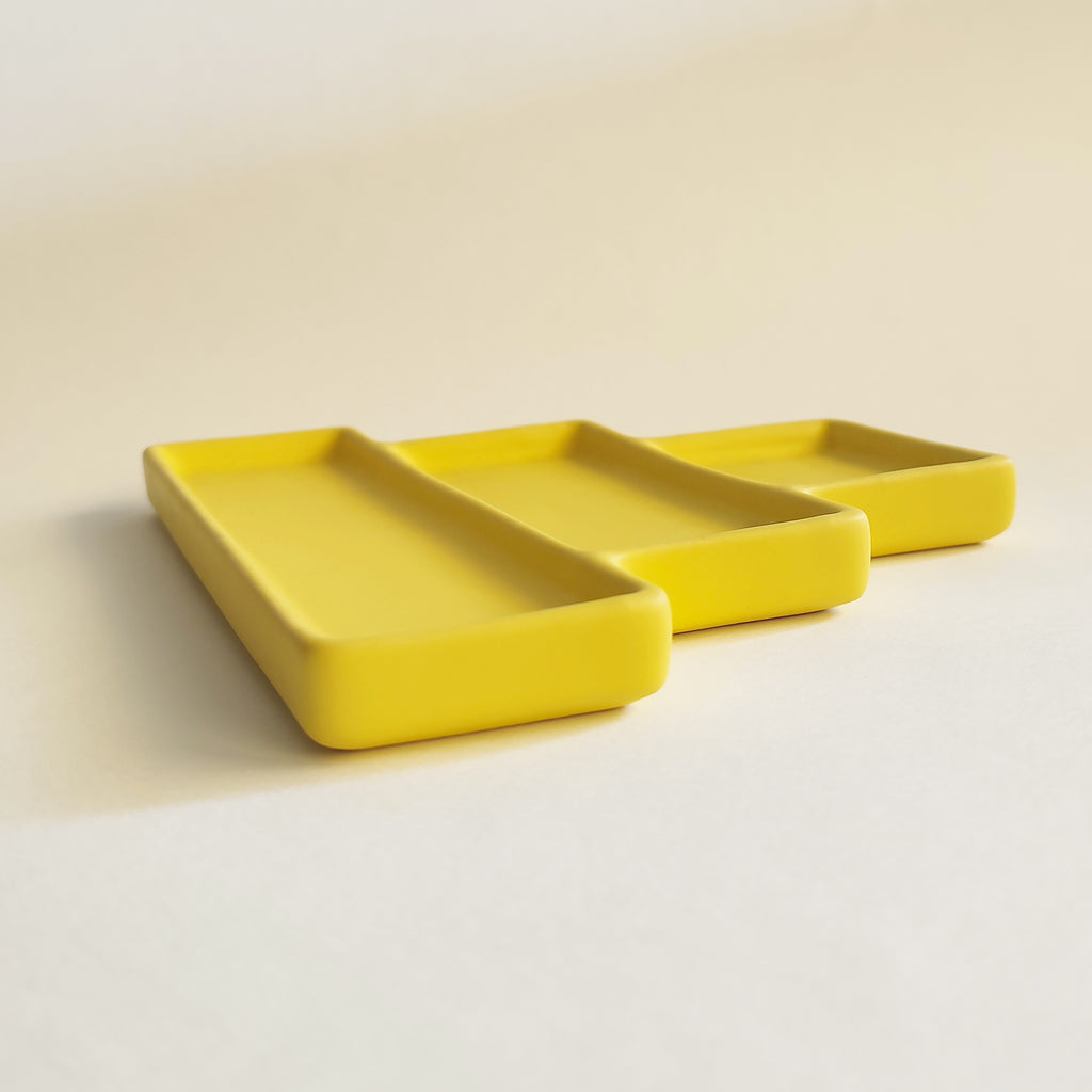 Vassoio decorativo Jewe, in ceramica, giallo, dettaglio laterale, BECCA