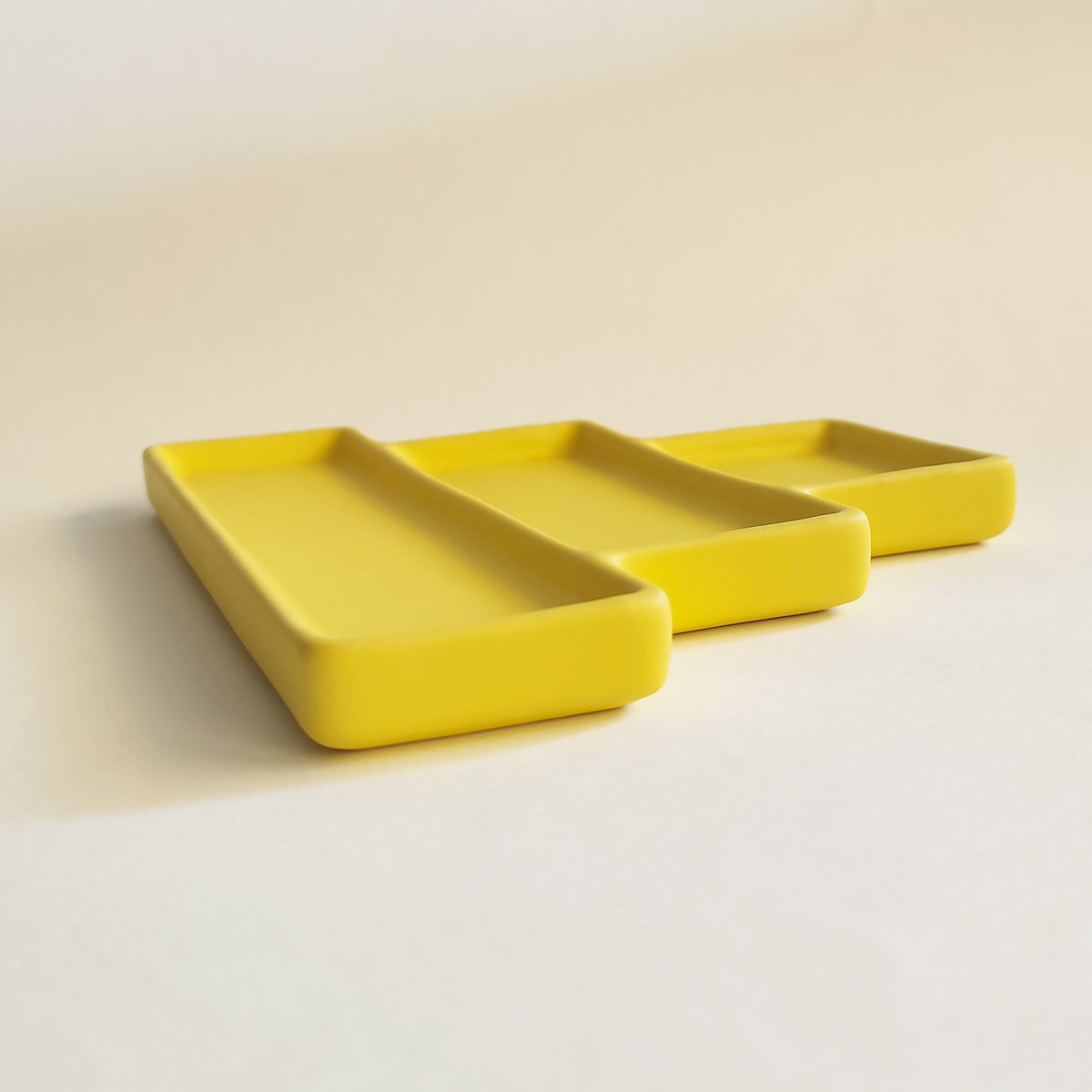 Vassoio decorativo Jewe, in ceramica, giallo, dettaglio laterale, BECCA