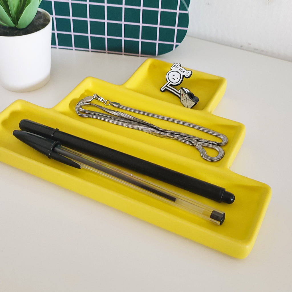 Vassoio multifunzione Jewe, giallo, su scrivania, dettaglio porta penne, collana, spilla, BECCA