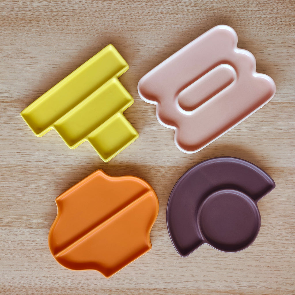 Vassoio Jewe in ceramica, varianti colore giallo, rosa, viola, arancione, BECCA