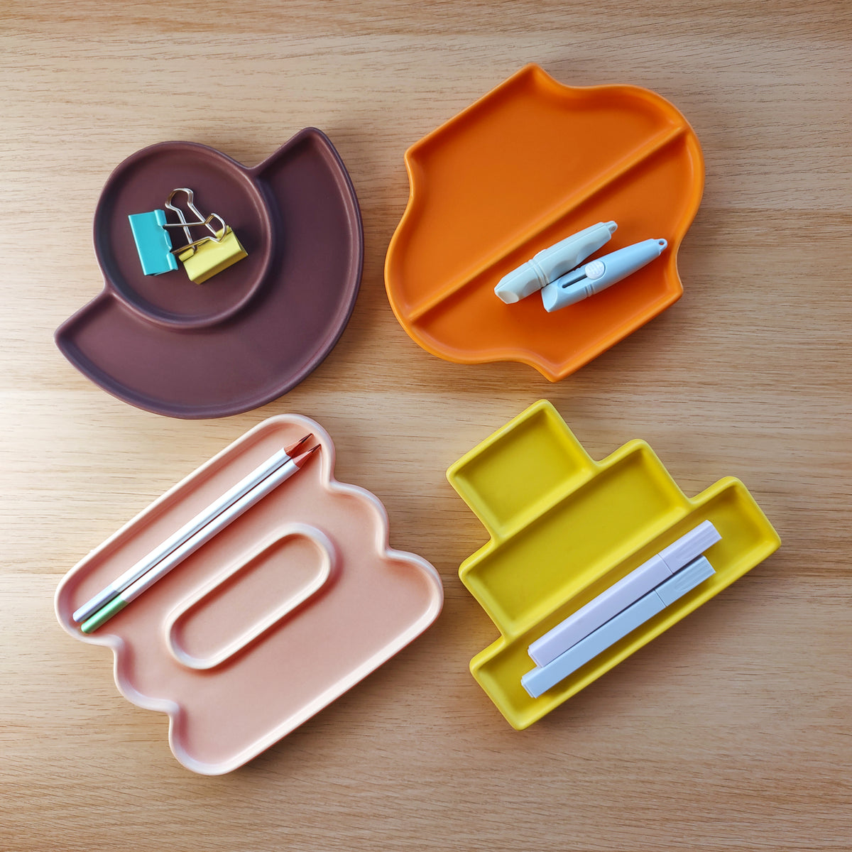 Vassoio Jewe, decorativo, in ceramica, varianti colori viola, arancione, giallo, rosa, BECCA