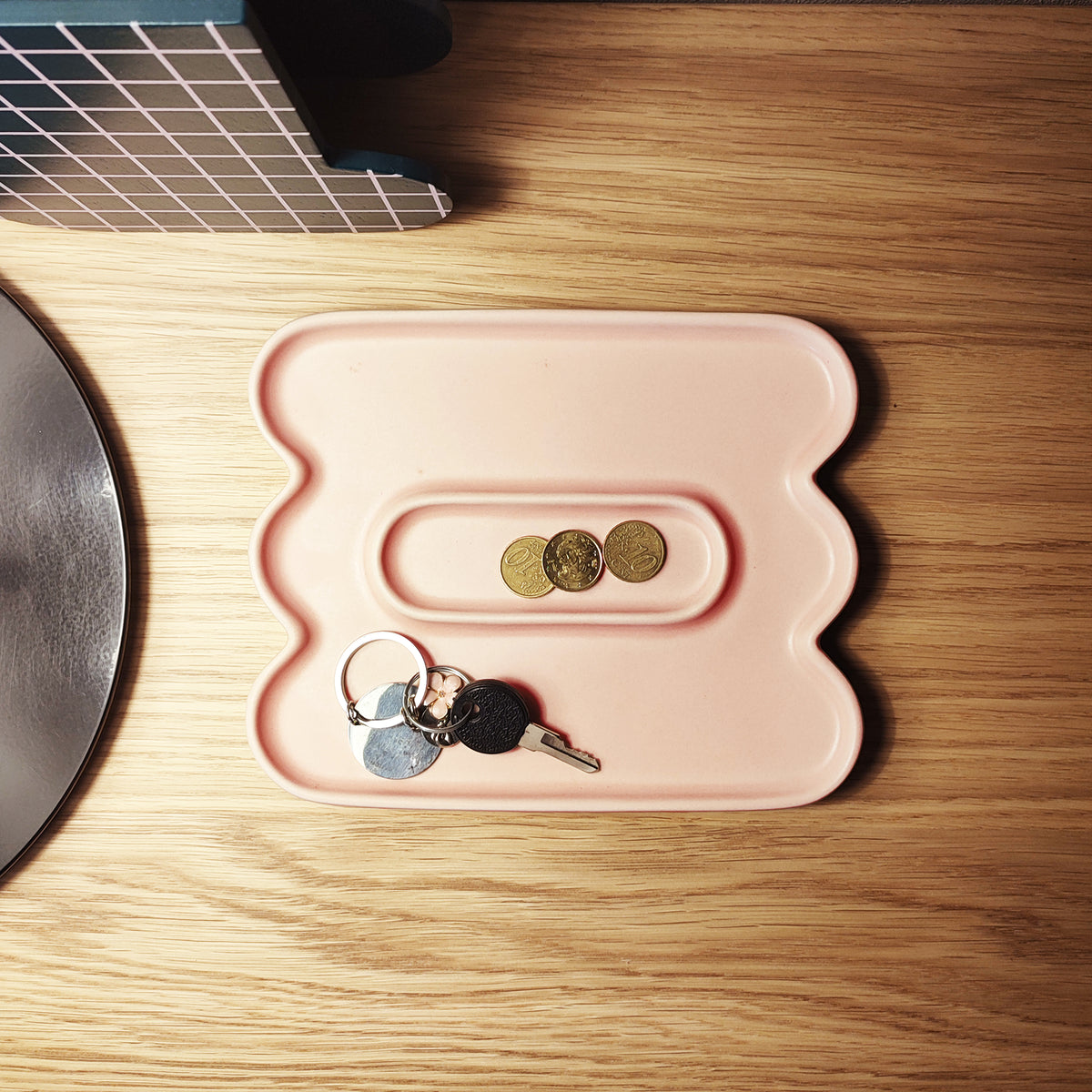 Vassoio Jewe in ceramica rosa, luce soffusa, su mobile ingresso, porta chiavi, BECCA