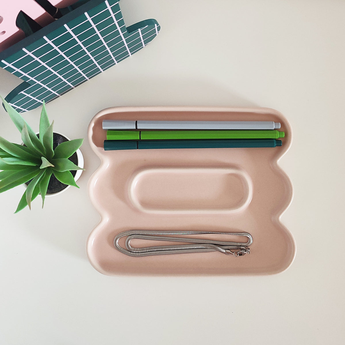 Vassoio multifunzione rosa, in ceramica, vista dall'alto, con ollana penne colorate e vaso, BECCA