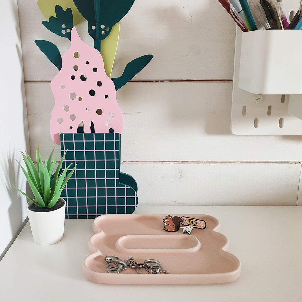 Vassoio Jewe, rosa, su scrivania, con vaso e fiori in legno, BECCA