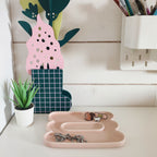 Vassoio Jewe, rosa, su scrivania, con vaso e fiori in legno, BECCA