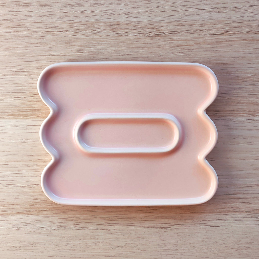 Vassoio decorativo Jewe, in ceramica, vista dall'alto su sfondo di legno, BECCA